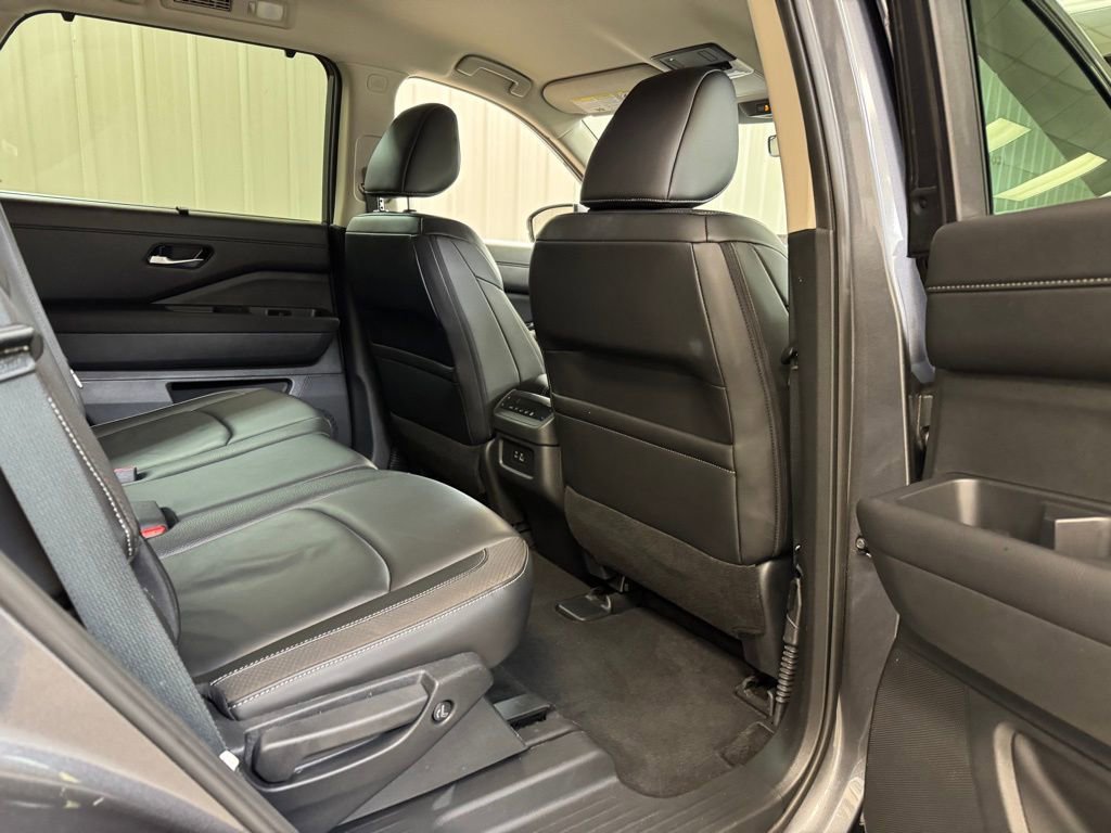 Used 2025 Nissan Pathfinder SL AWD/4WD image 24