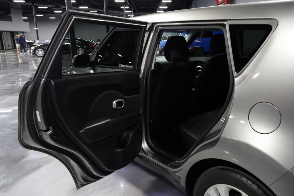Used 2016 Kia Soul + FWD image 15