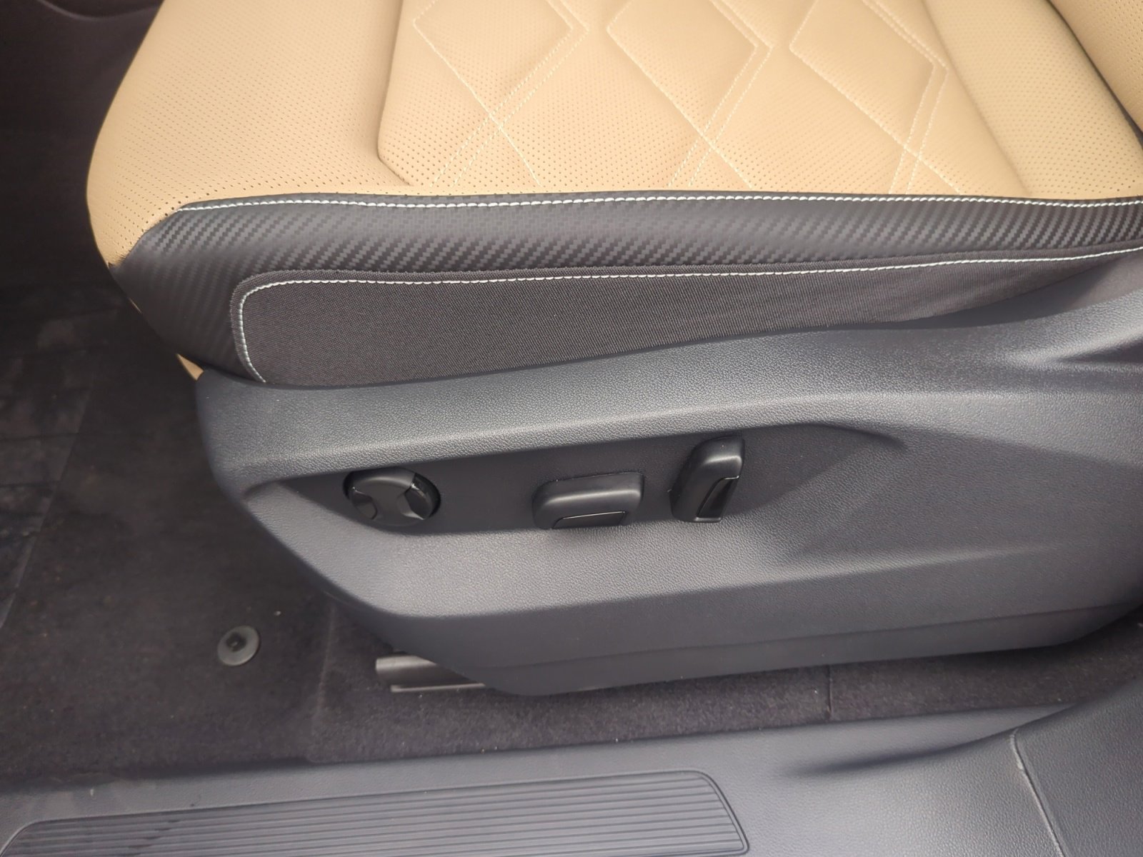 New 2026 Volkswagen Atlas Cross Sport SE image 14