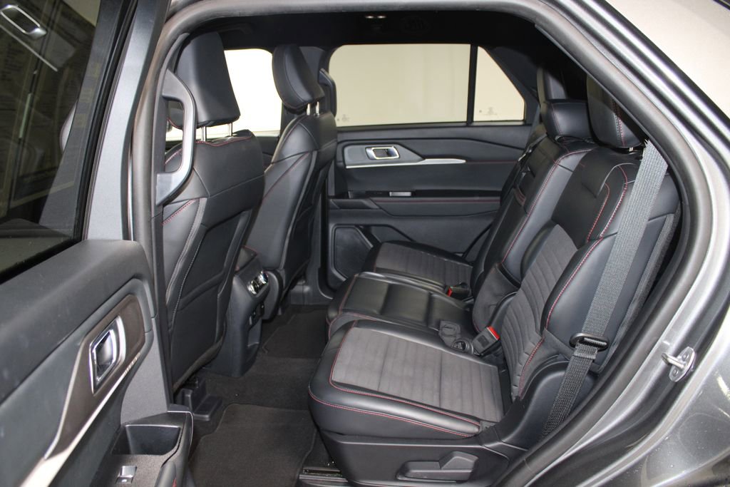 Used 2025 Ford Explorer ST-Line w/ ST-Line Street Pack image 26