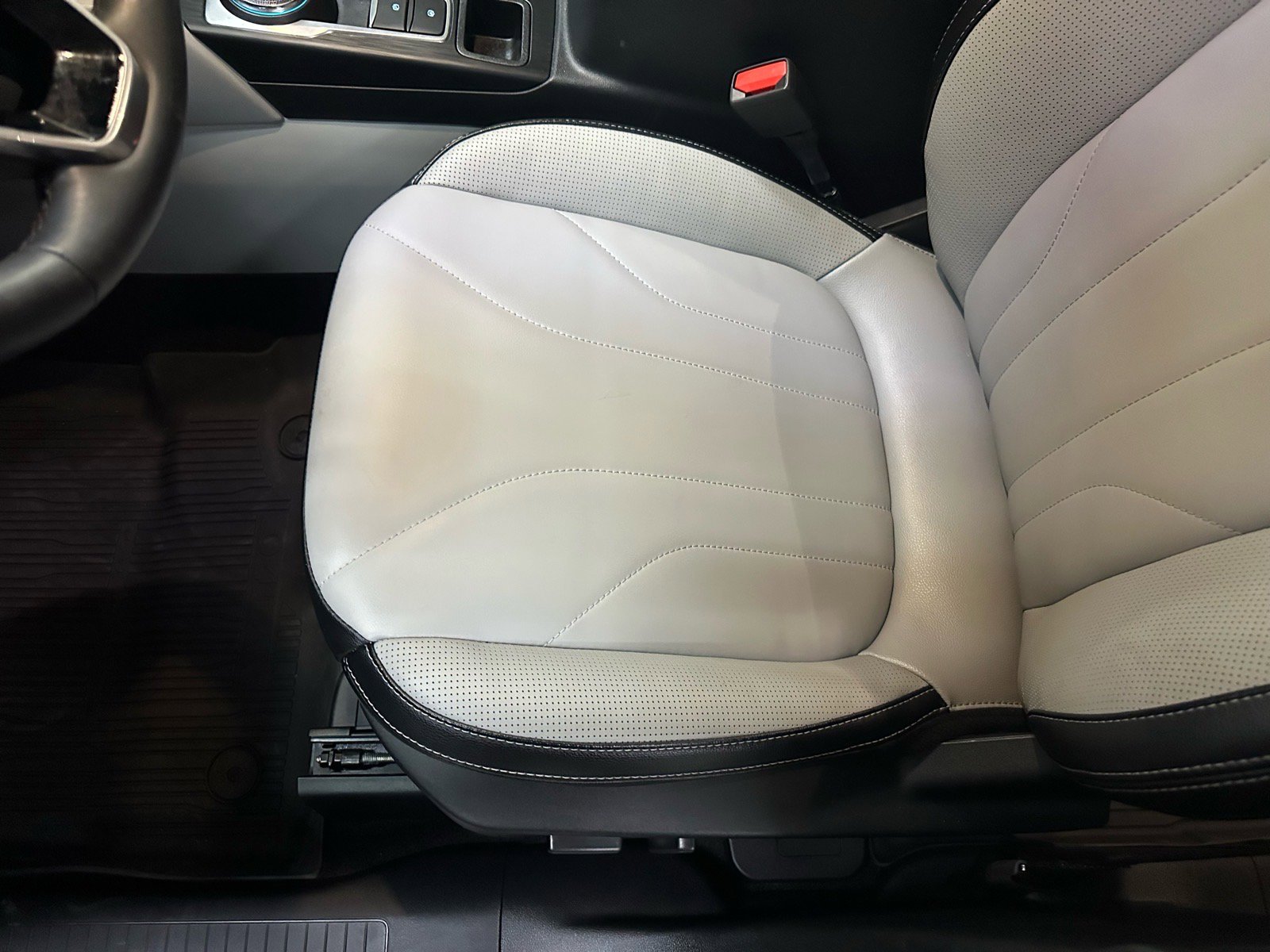 Certified 2025 Ford Escape Platinum w/ Premium Technology Package image 21