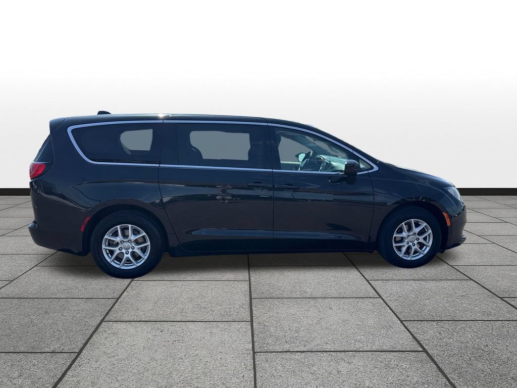 Used 2017 Chrysler Pacifica Touring FWD image 6