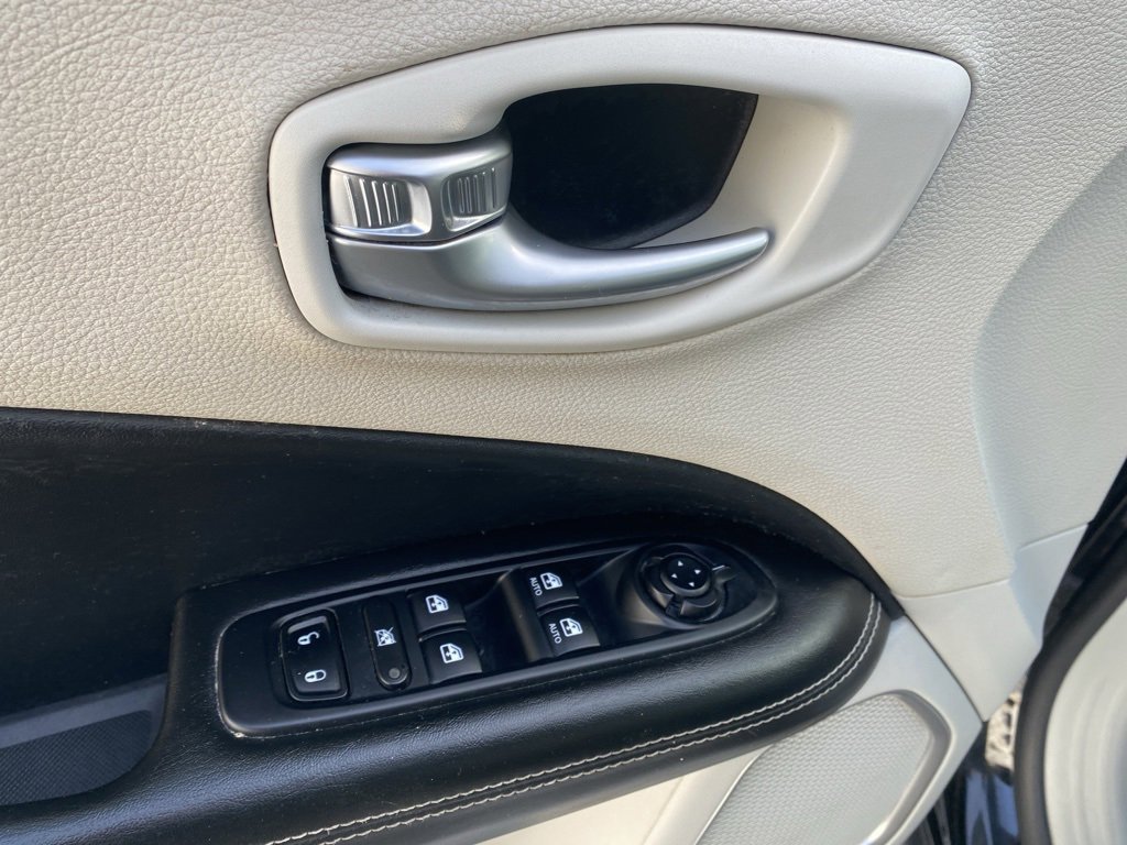 Used 2017 Jeep Compass Latitude image 23