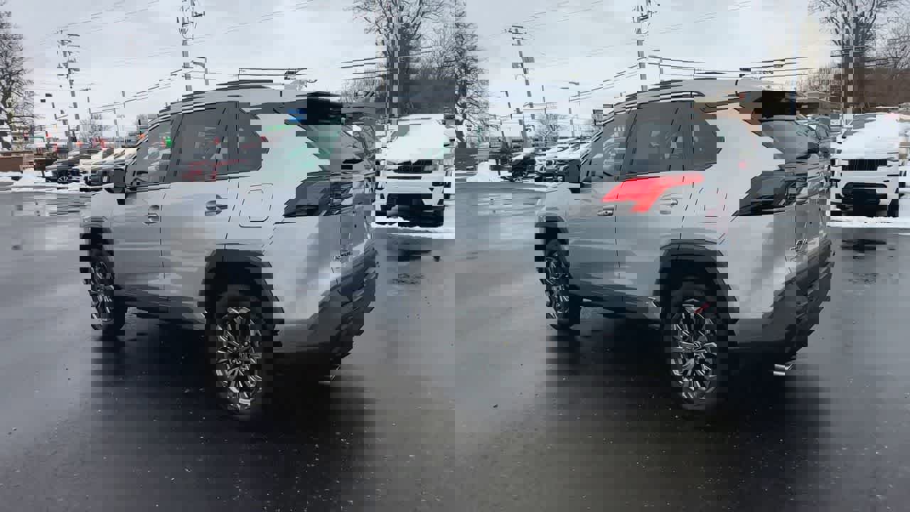 Used 2022 Toyota RAV4 XLE Premium image 6