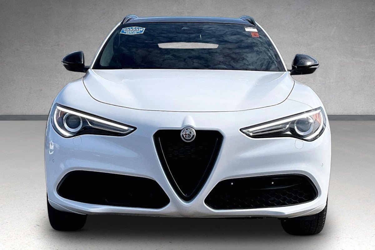 Used 2023 Alfa Romeo Stelvio Veloce AWD/4WD image 3