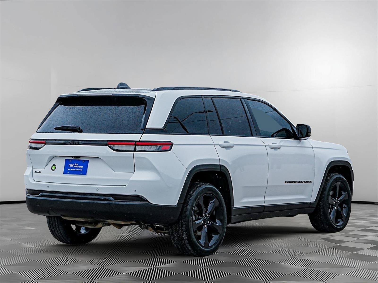 Used 2024 Jeep Grand Cherokee Altitude AWD/4WD image 4