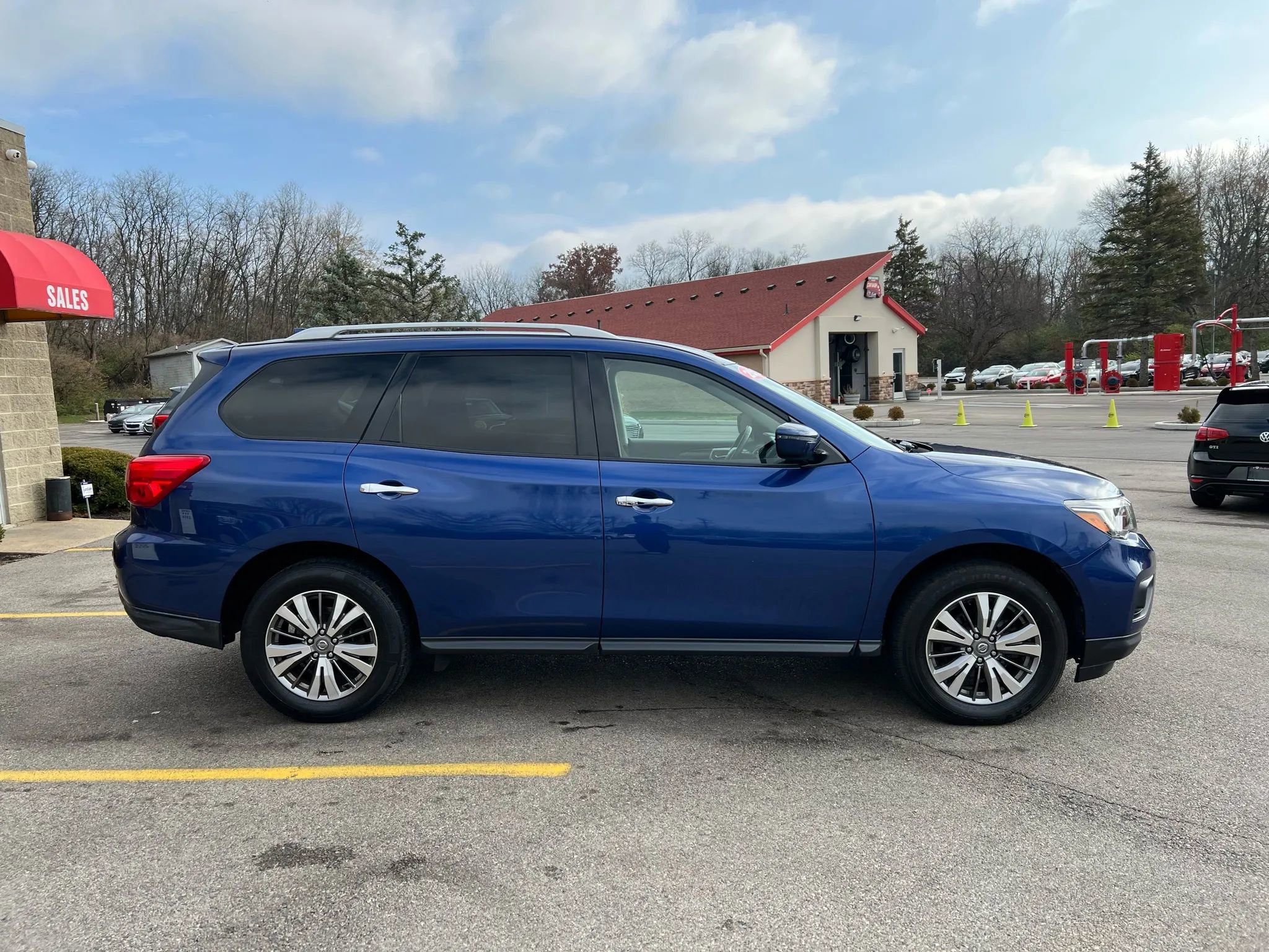 Used 2019 Nissan Pathfinder SV image 4