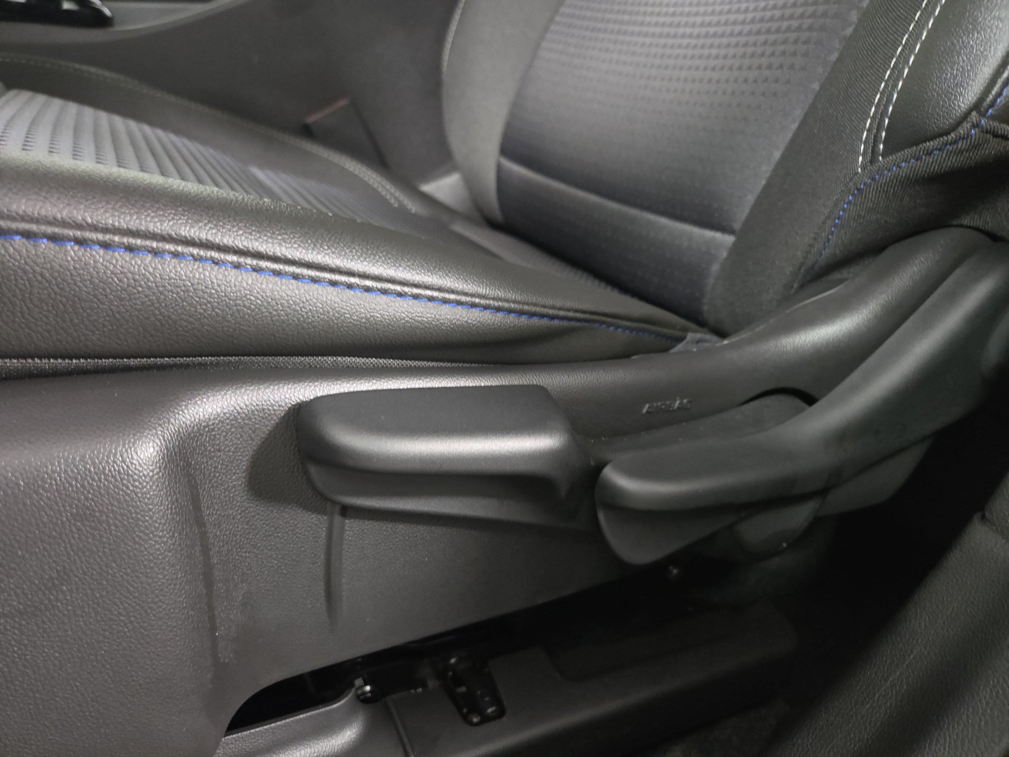 Certified 2025 Chevrolet Trax LT FWD image 29