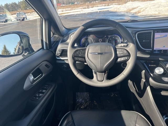 Used 2025 Chrysler Pacifica Limited image 15