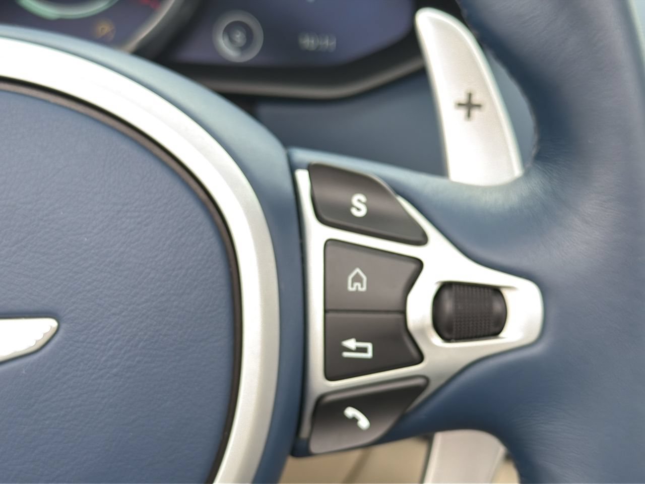 Used 2023 Aston Martin V8 Vantage Roadster RWD image 21