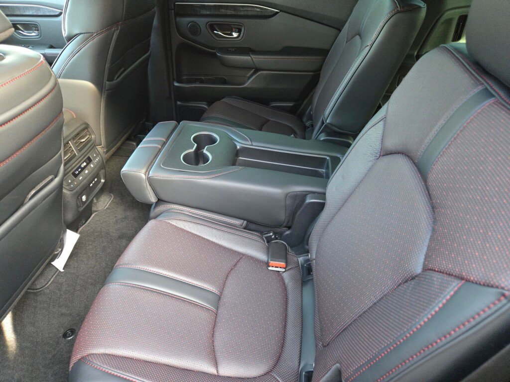 Certified 2025 Honda Pilot Black Edition image 17