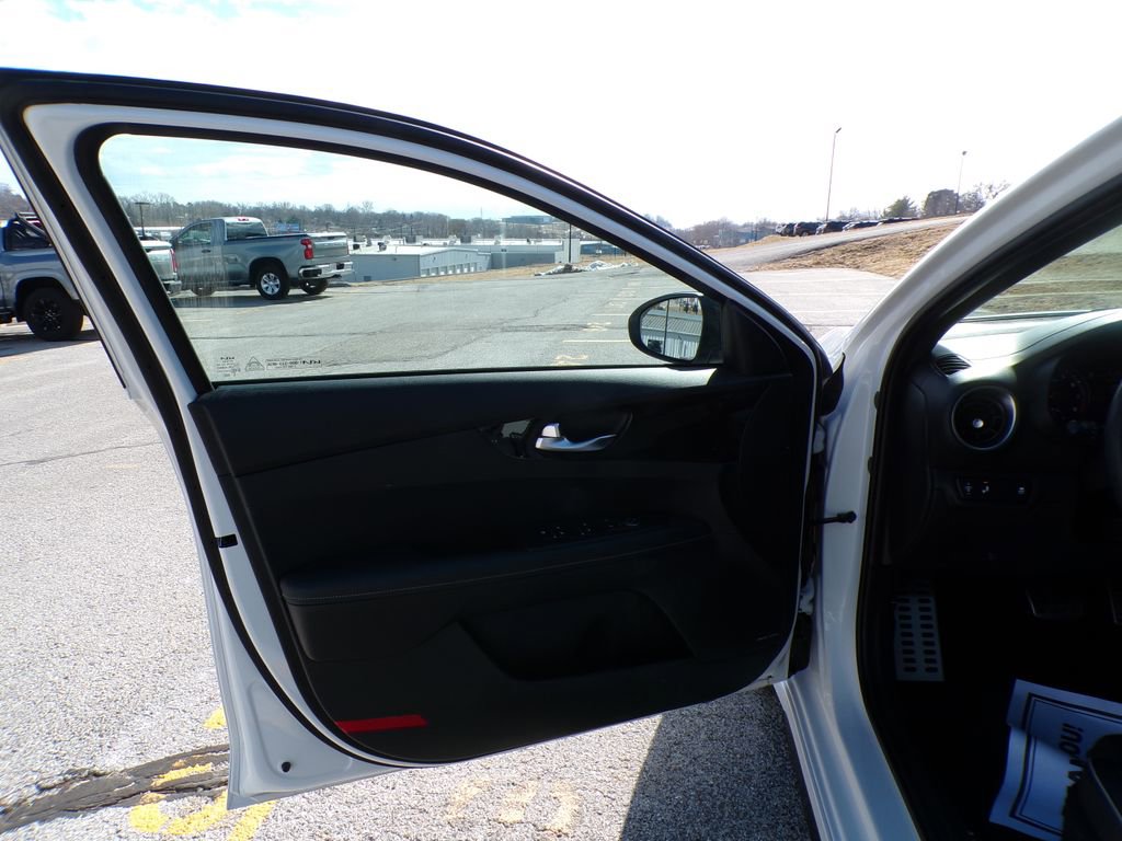 Used 2023 Kia Forte GT-Line w/ GT-Line Premium Package FWD image 13