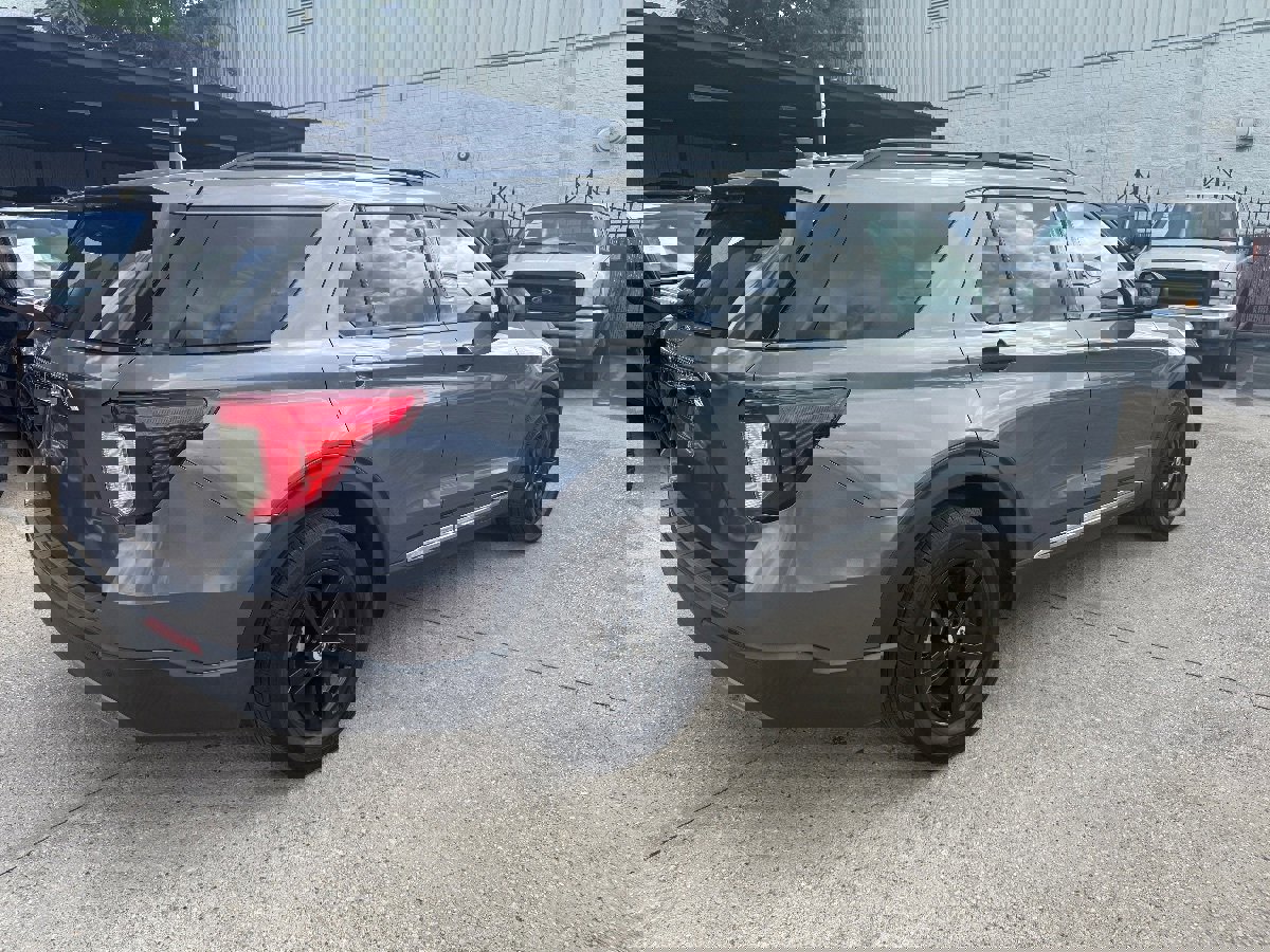 Used 2024 Ford Explorer XLT w/ Equipment Group 202A image 4
