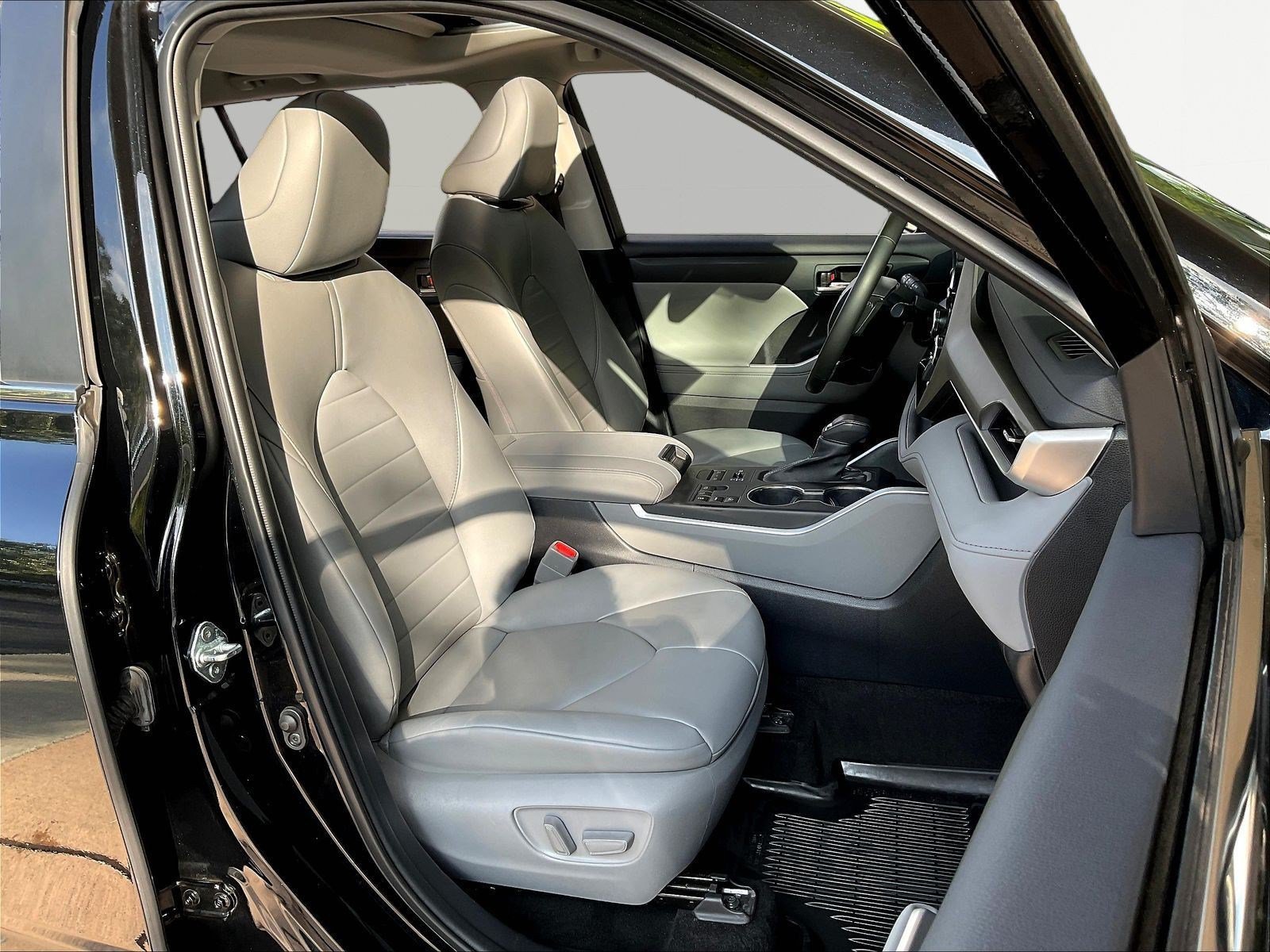 Used 2023 Toyota Highlander XLE AWD/4WD image 29