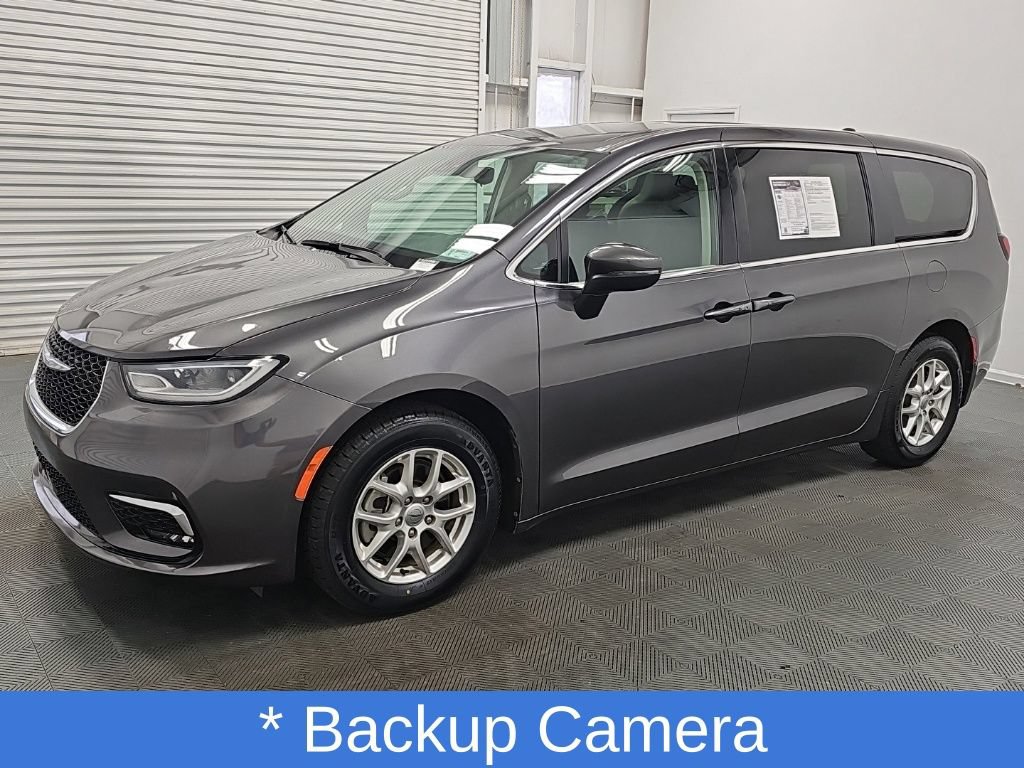 Used 2023 Chrysler Pacifica Touring-L FWD image 5