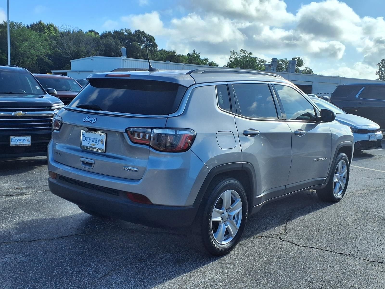 Used 2022 Jeep Compass Latitude w/ Convenience Group FWD image 2