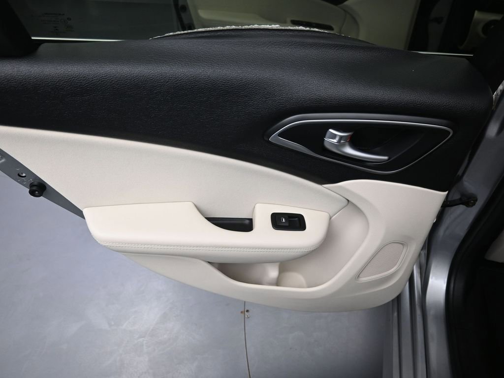 Used 2016 Chrysler 200 Limited image 25