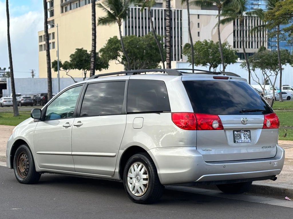 Used 2010 Toyota Sienna LE FWD image 3