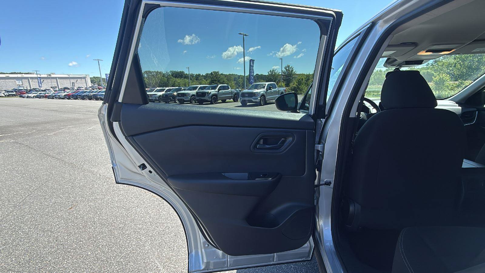Used 2025 Nissan Rogue S AWD/4WD image 19