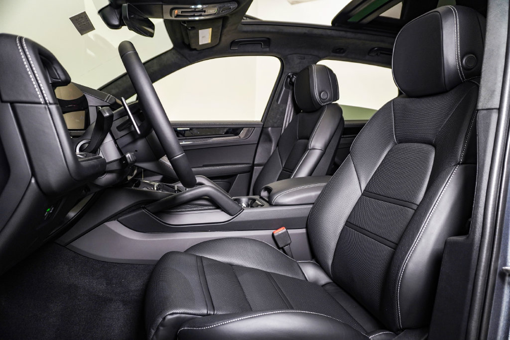 New 2026 Porsche Cayenne GTS AWD/4WD image 5