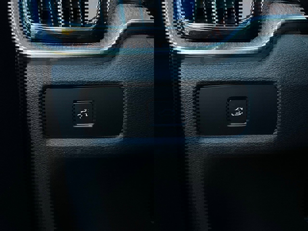 Used 2025 Volvo V60 B5 Cross Country Plus image 23