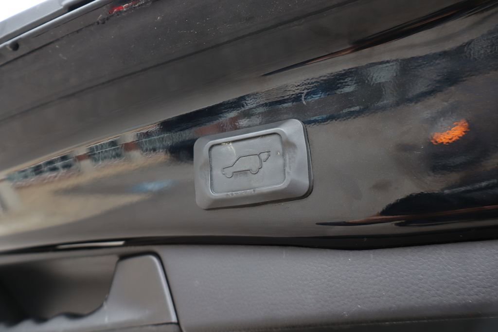 Used 2020 Toyota RAV4 XLE Premium image 37