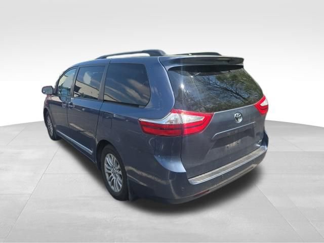 Used 2015 Toyota Sienna XLE w/ XLE Navigation Package FWD image 4
