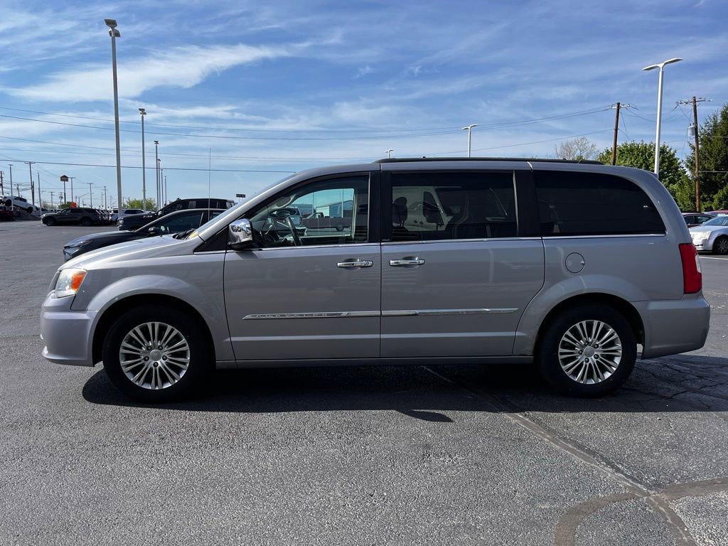 Used 2013 Chrysler Town & Country Touring-L w/ Driver Convenience Group image 8