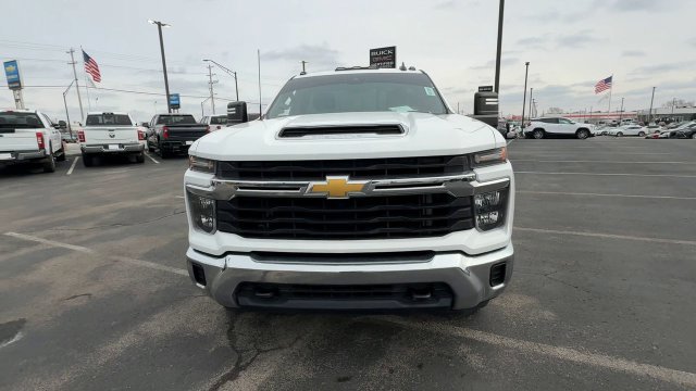Used 2024 Chevrolet Silverado 2500 LT AWD/4WD image 3