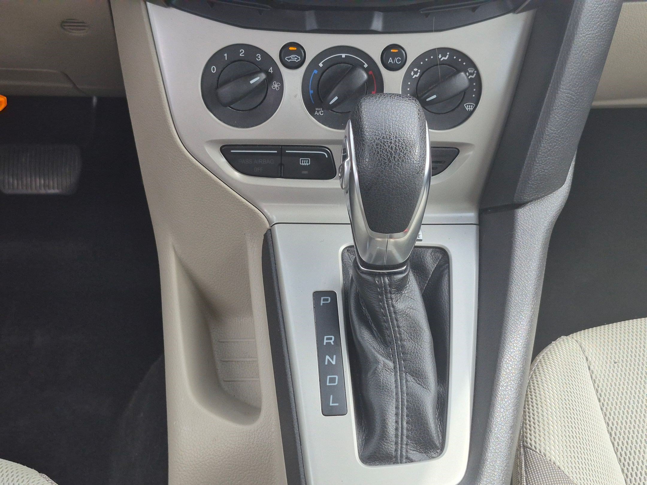 Used 2014 Ford Focus SE FWD image 25