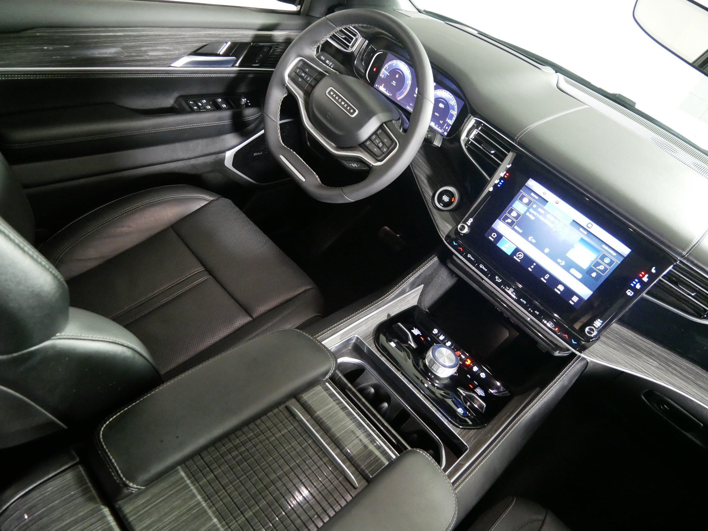 Used 2022 Jeep Wagoneer Series III w/ Premium Group I AWD/4WD image 9