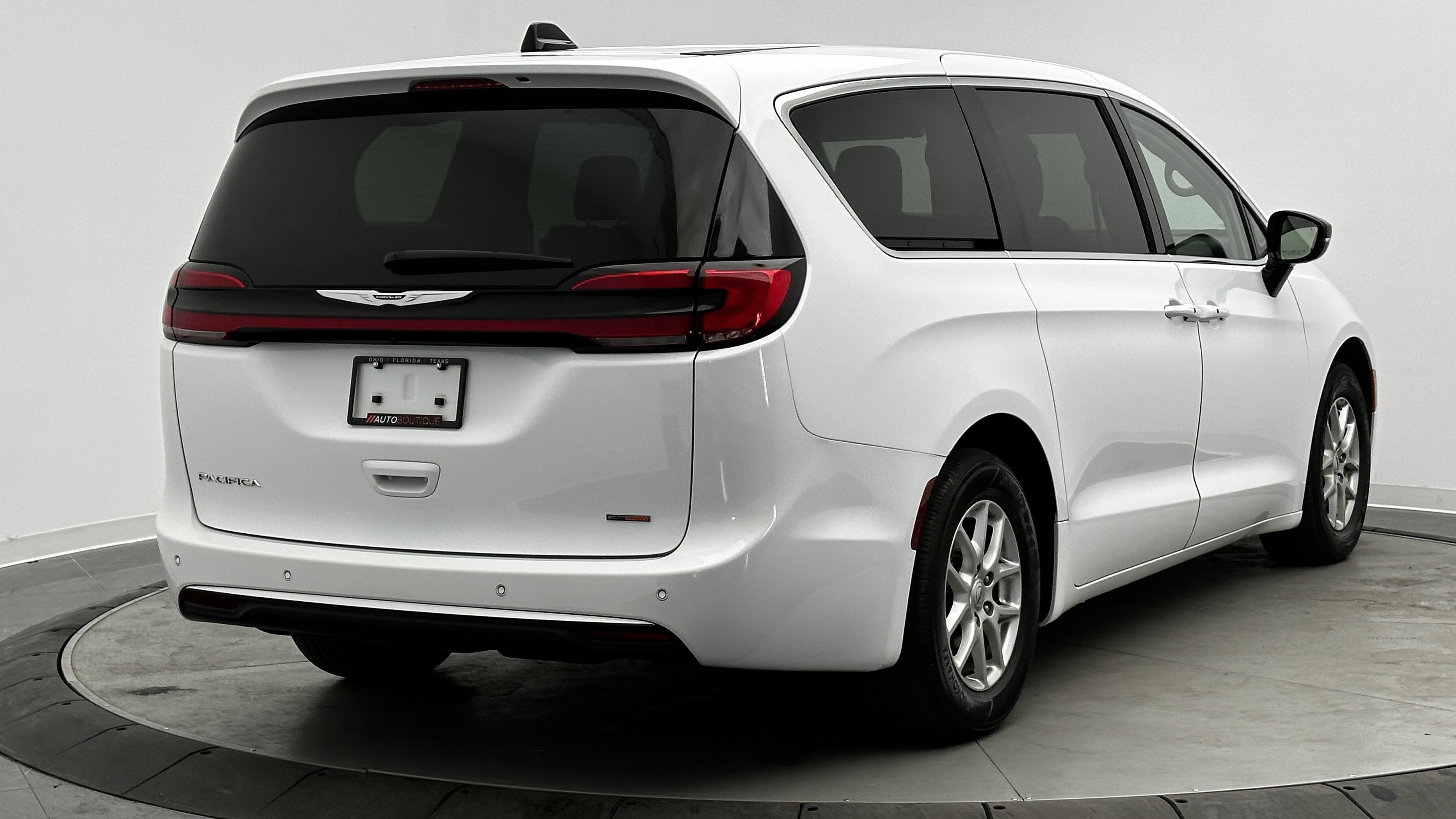 Used 2024 Chrysler Pacifica Touring-L image 7