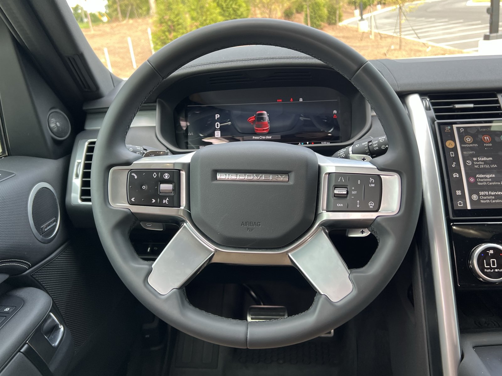 Used 2025 Land Rover Discovery Dynamic SE AWD/4WD image 17