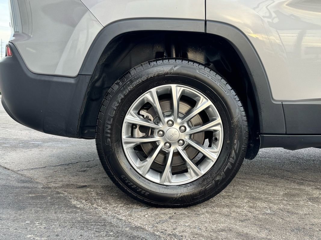 Used 2021 Jeep Cherokee Latitude Plus w/ Mopar Interior Package image 15