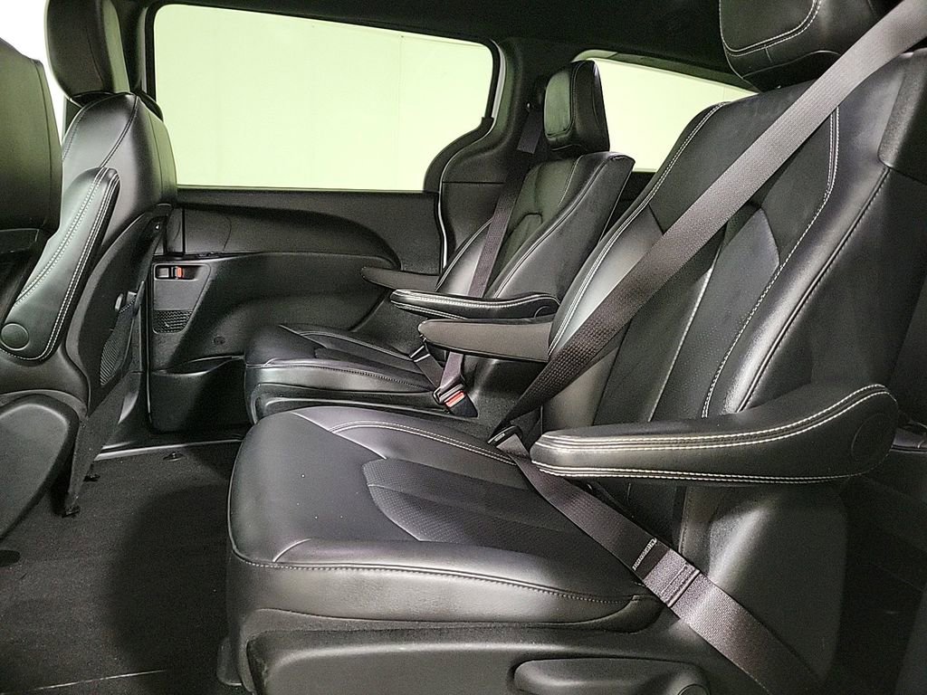 Used 2024 Chrysler Pacifica Select image 15