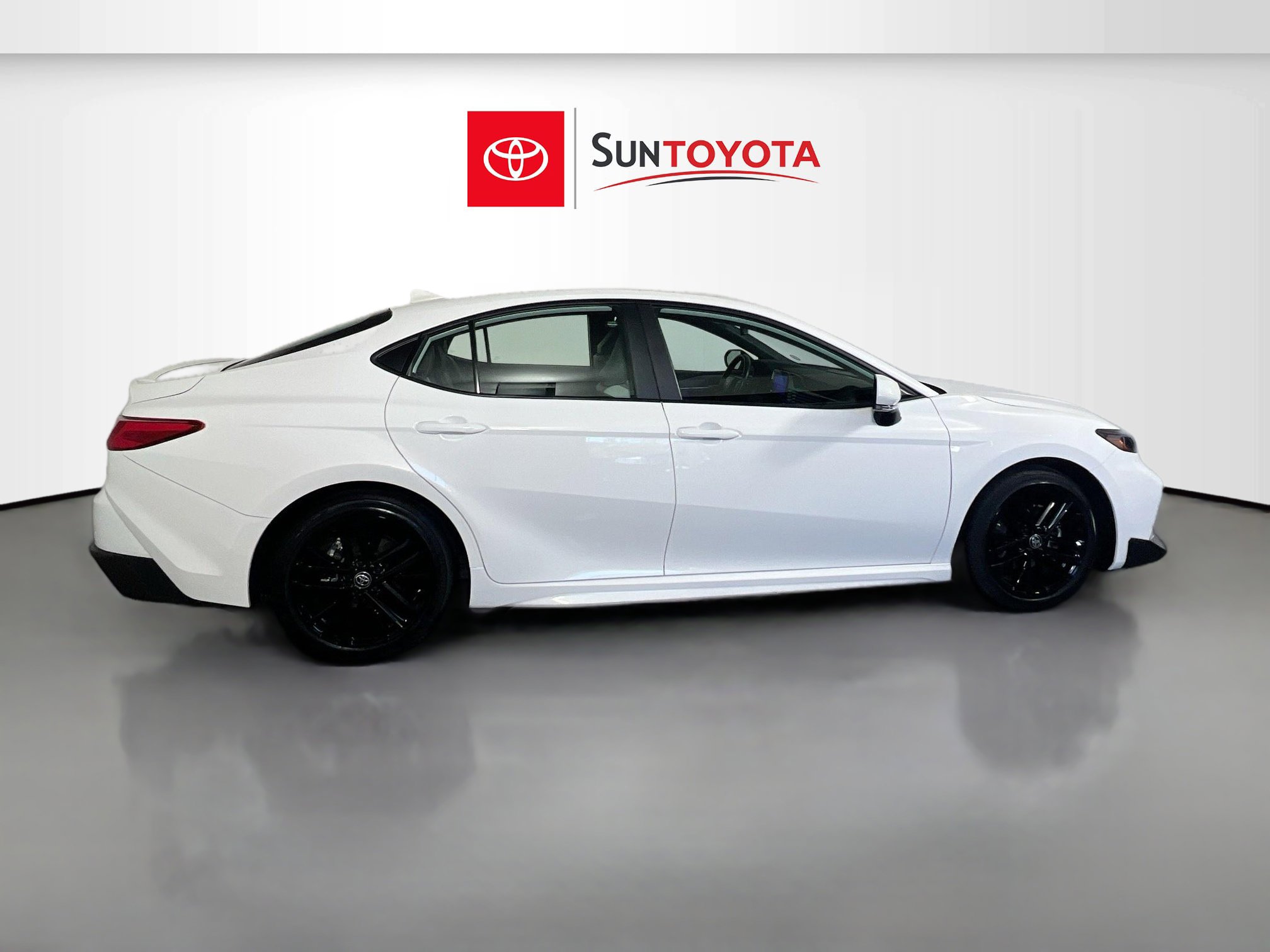 Used 2025 Toyota Camry SE image 2