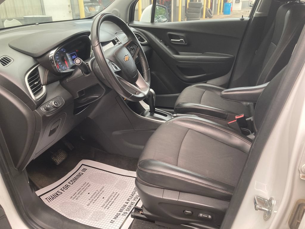 Used 2019 Chevrolet Trax LT w/ LT Convenience Package AWD/4WD image 11