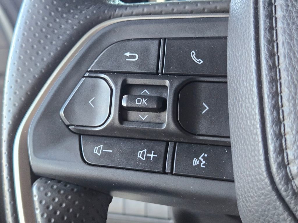 Used 2025 Toyota 4Runner SR5 AWD/4WD image 32