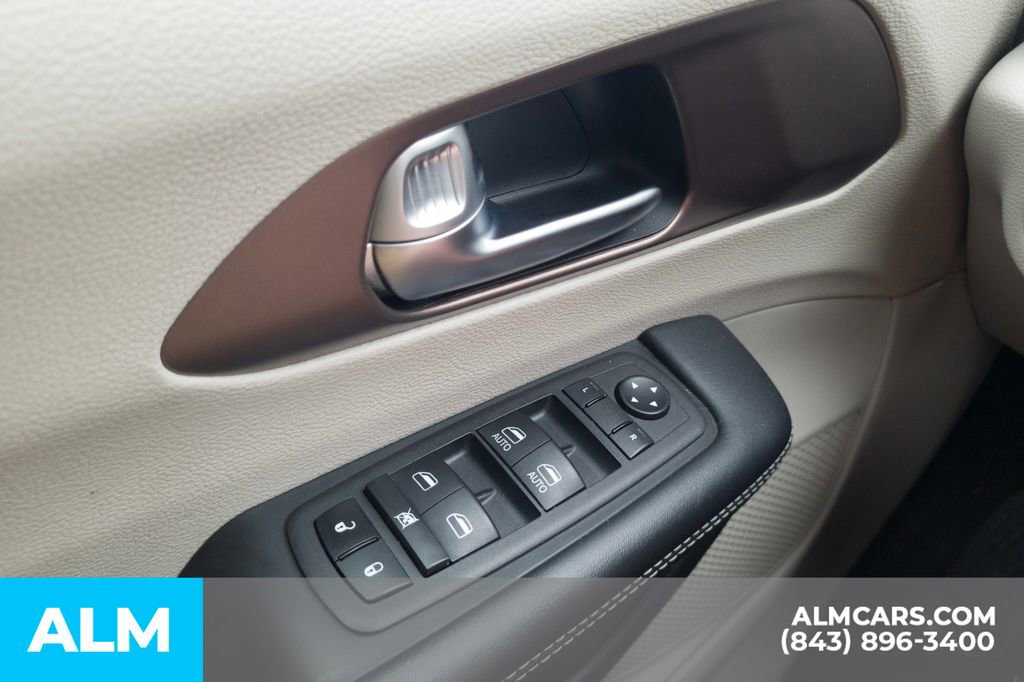 Used 2023 Chrysler Voyager LX image 18