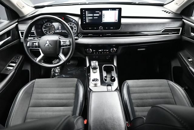 Used 2025 Mitsubishi Outlander SE FWD image 14