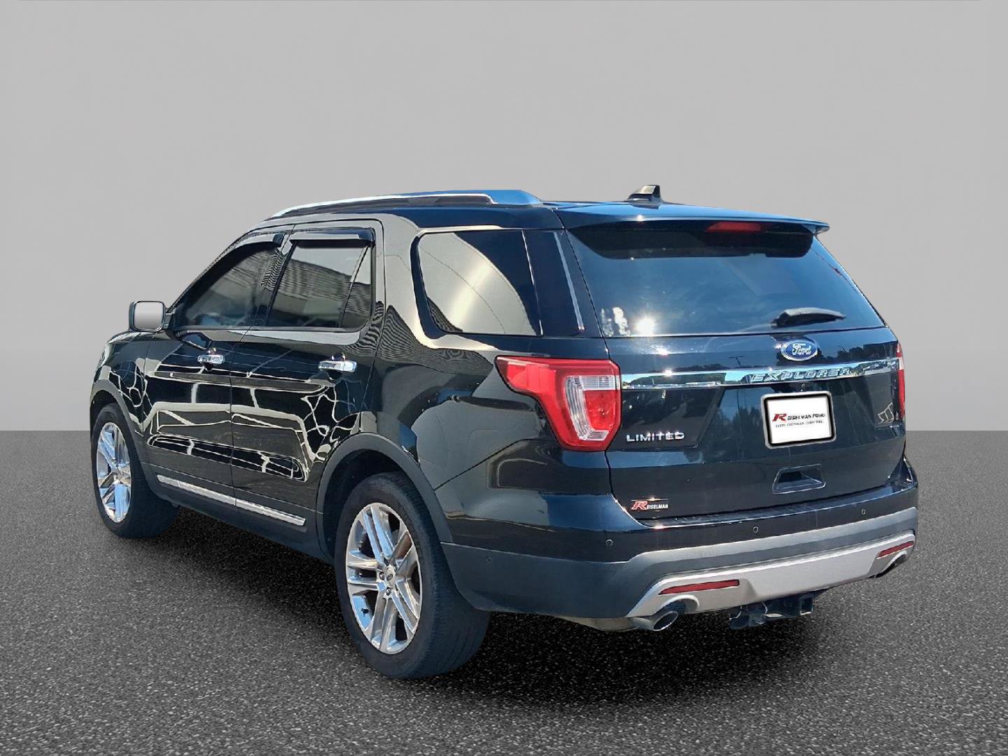 Used 2017 Ford Explorer Limited w/ Equipment Group 301A FWD image 3