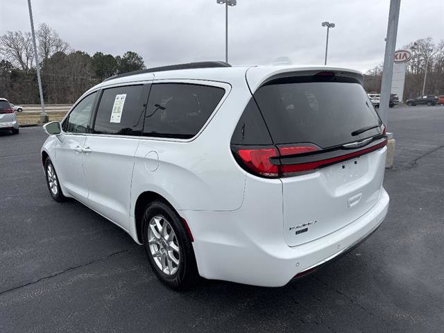 Used 2022 Chrysler Pacifica Touring-L image 4
