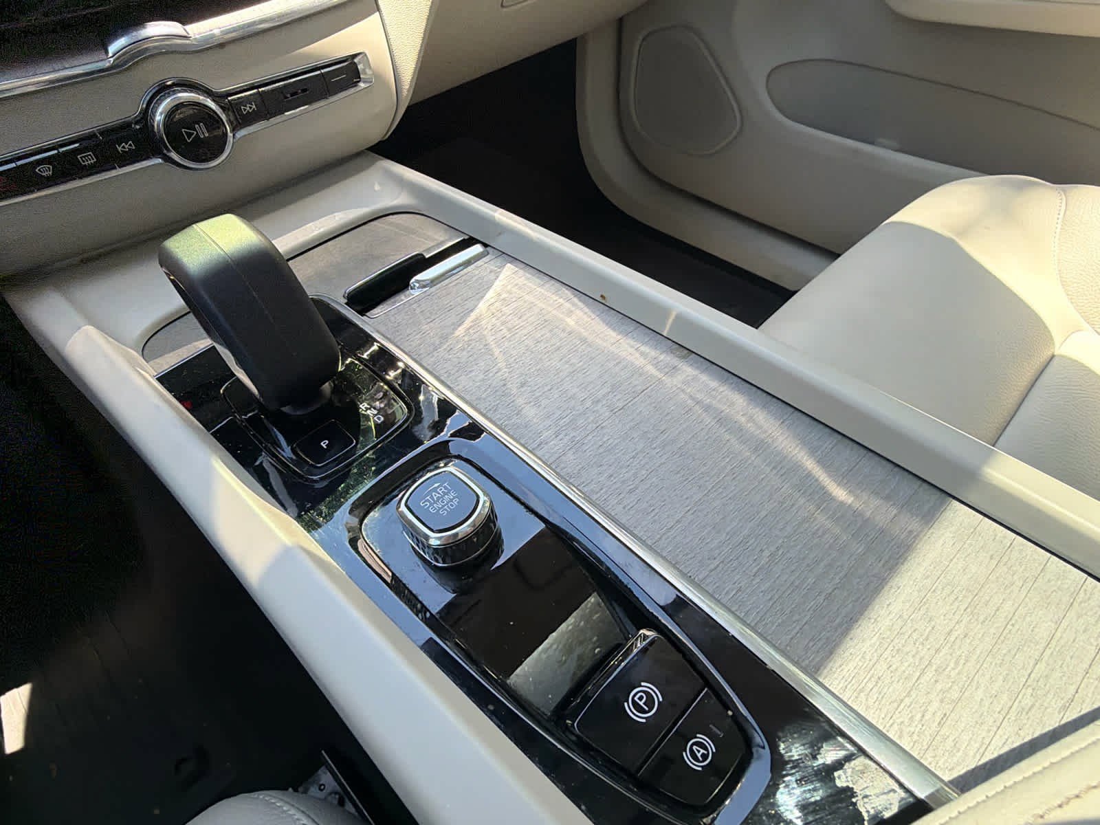 Used 2023 Volvo XC60 B5 Plus w/ Protection Package Premier FWD image 31