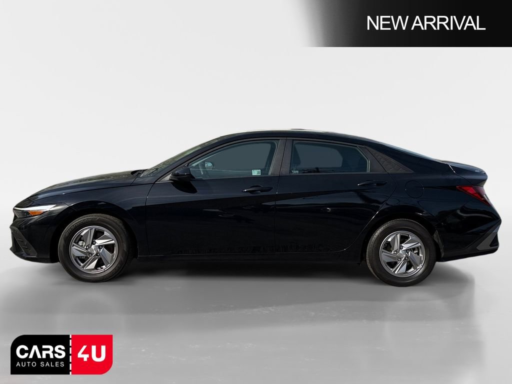 Used 2025 Hyundai Elantra SE w/ Cargo Package image 4