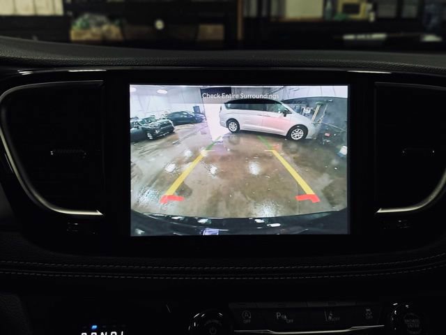 Used 2025 Chrysler Pacifica Limited image 43