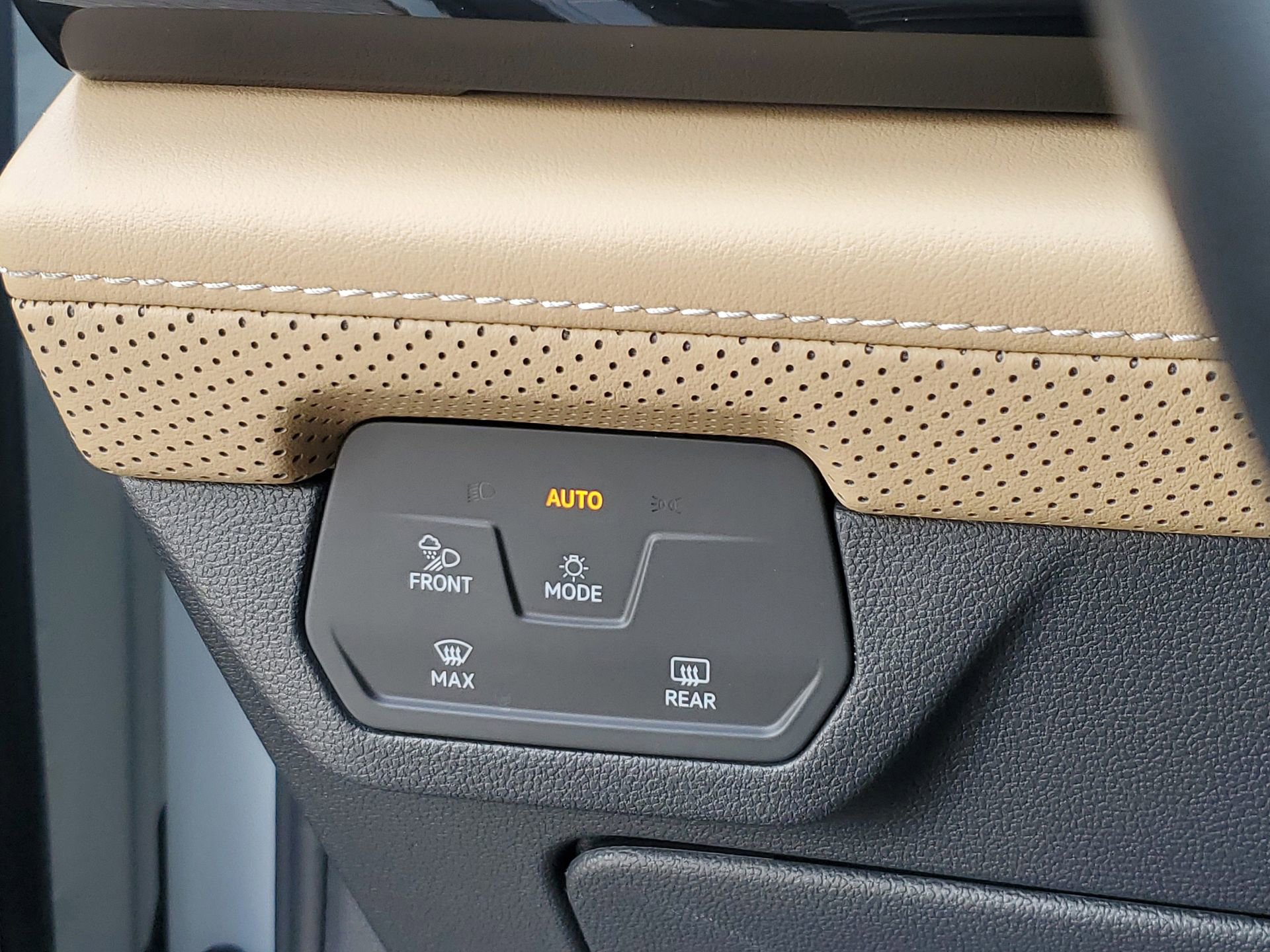 Used 2025 Volkswagen Atlas Cross Sport SE w/ Black Wheel Package image 21