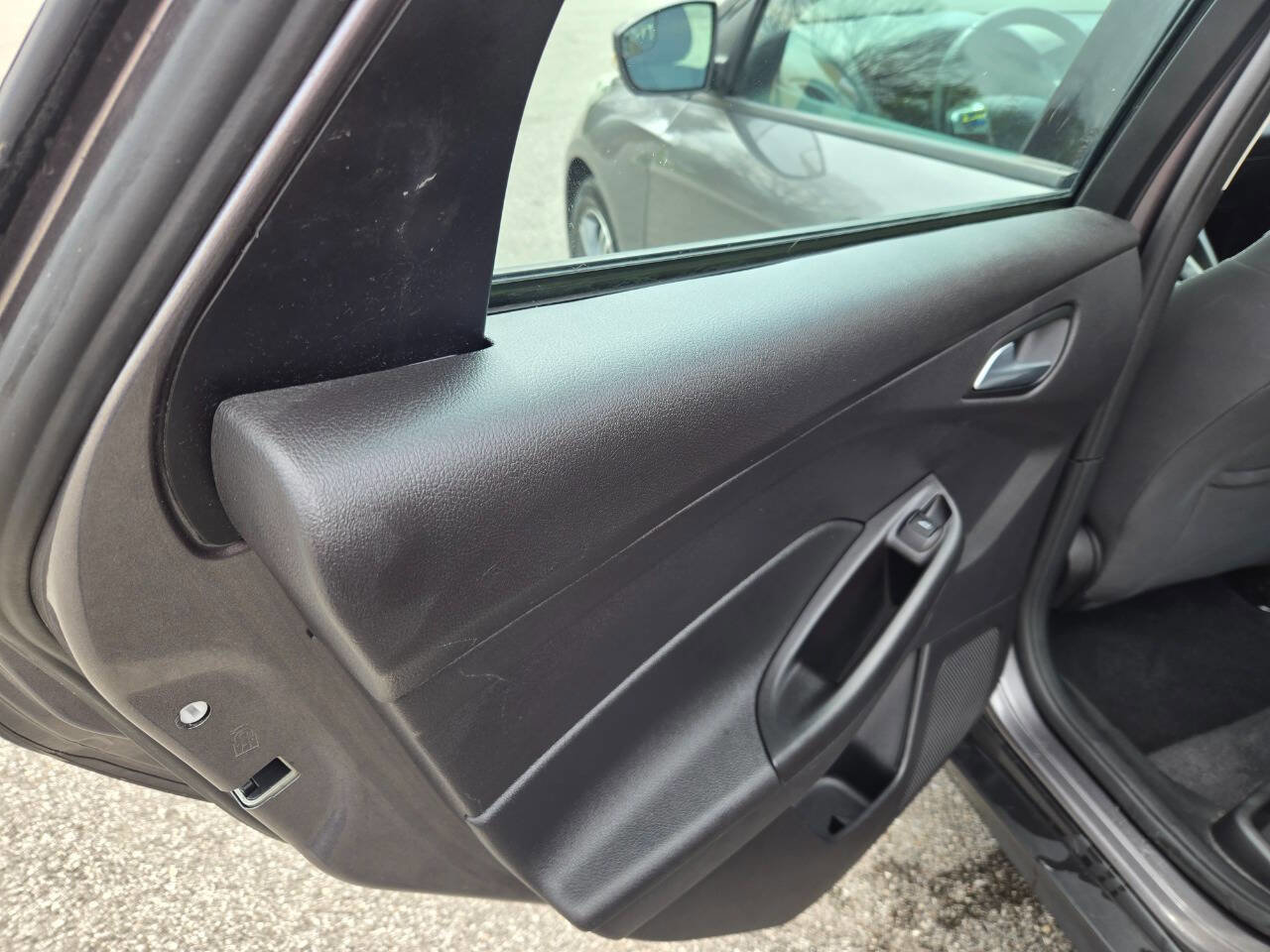 Used 2014 Ford Focus SE w/ SE Sport Package image 32