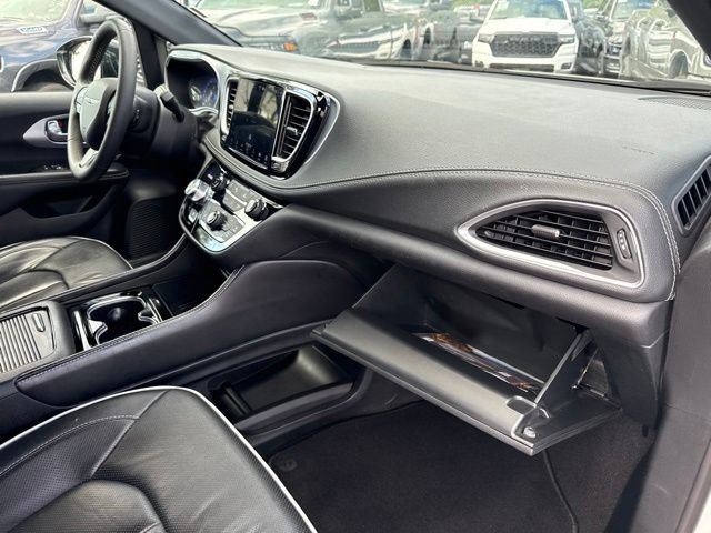 Used 2025 Chrysler Pacifica Limited FWD image 28