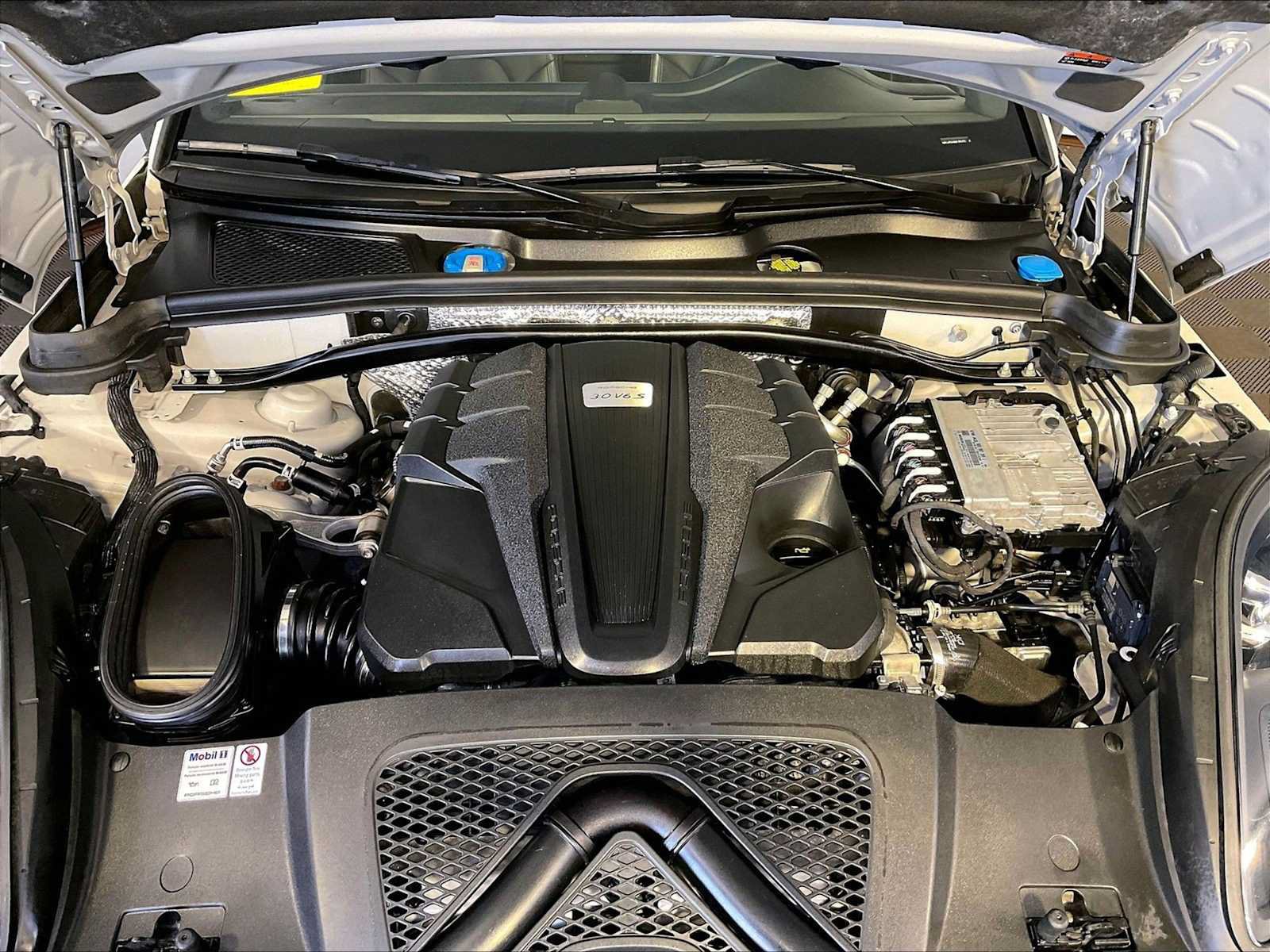 Certified 2021 Porsche Macan S AWD/4WD image 32