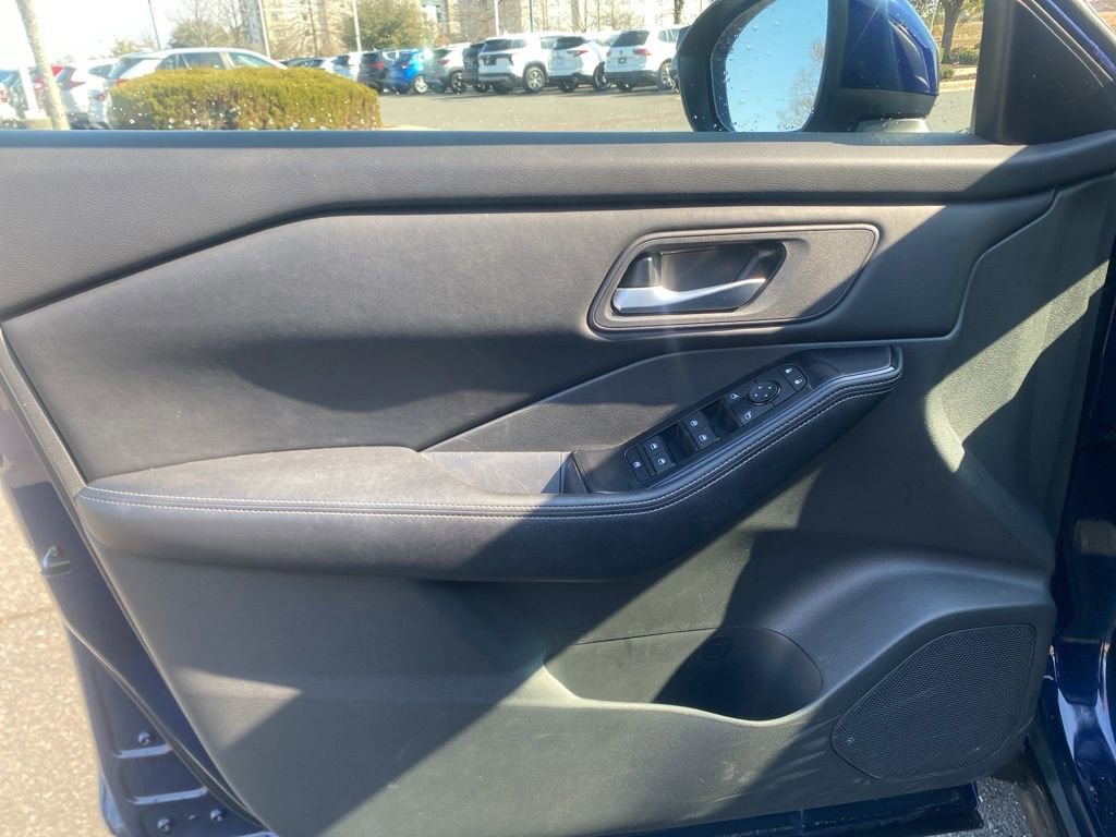 Used 2025 Nissan Rogue SV image 10